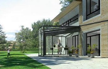 Zárt terasz köríves üveg panelekből - a bezártság érzése nélkül - OpenSun