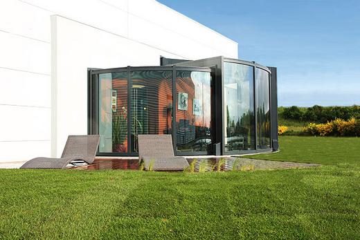 Zárt terasz köríves üveg panelekből - a bezártság érzése nélkül - OpenSun