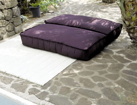 paola-lenti-outdoor-soft-pouf-play-2