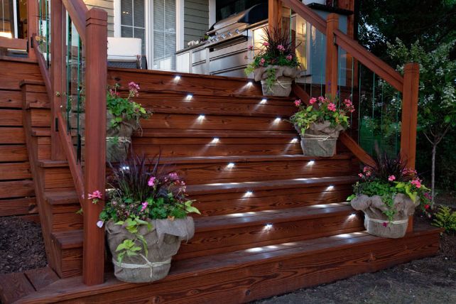 kis ház terasz ötlet, reggeteg fával, pergolával, kerti bútorokkal, kerti grillel, kültéri gázmelegítővel 4