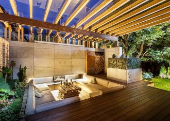 Nappali a kertben - kényelmes, multifunkcionális társalgó és moziszoba egy nagyvárosi ház udvarán