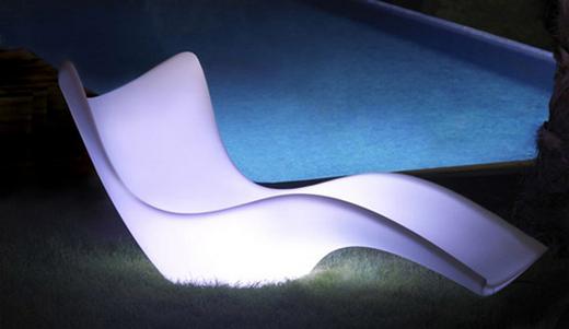 Vondom termék a modern és kényelmesnek kinéző napozó-, nyugágy