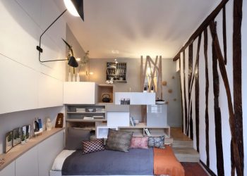 Ágy és kanapé pódiumba rejtve, maximális helykihasználás - 12nm-es mini lakás ötletesen berendezve