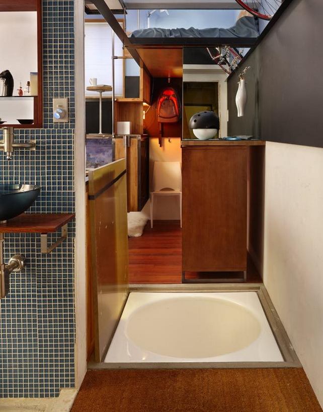 A lakó a kis lakást két személyre tervezte. A bejárattól rögtön balra van a fürdő, az előszoba padlójába rejtett, süllyesztett fürdőkád került.
