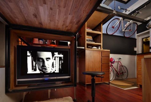 A moziszoba  a galéria alá került, az étkező szomszédságába. A padló brazil dió.