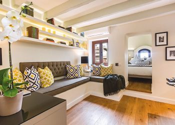 Lakásfelújítás után - Különleges: lerobbant 20nm tetőtéri kis lakás remek felújítása - kör alakú, kupolás hálóval