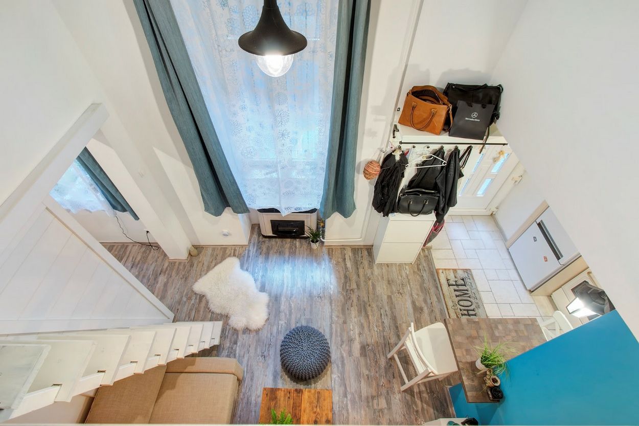 Olvasónk lakása - 27m2-es, földszinti, belső udvarra néző kis lakás galériával, világos színpalettával és fa felületekkel Olvasónk lakása - 27m2-es, földszinti, belső udvarra néző kis lakás galériával, világos színpalettával és fa felületekkel