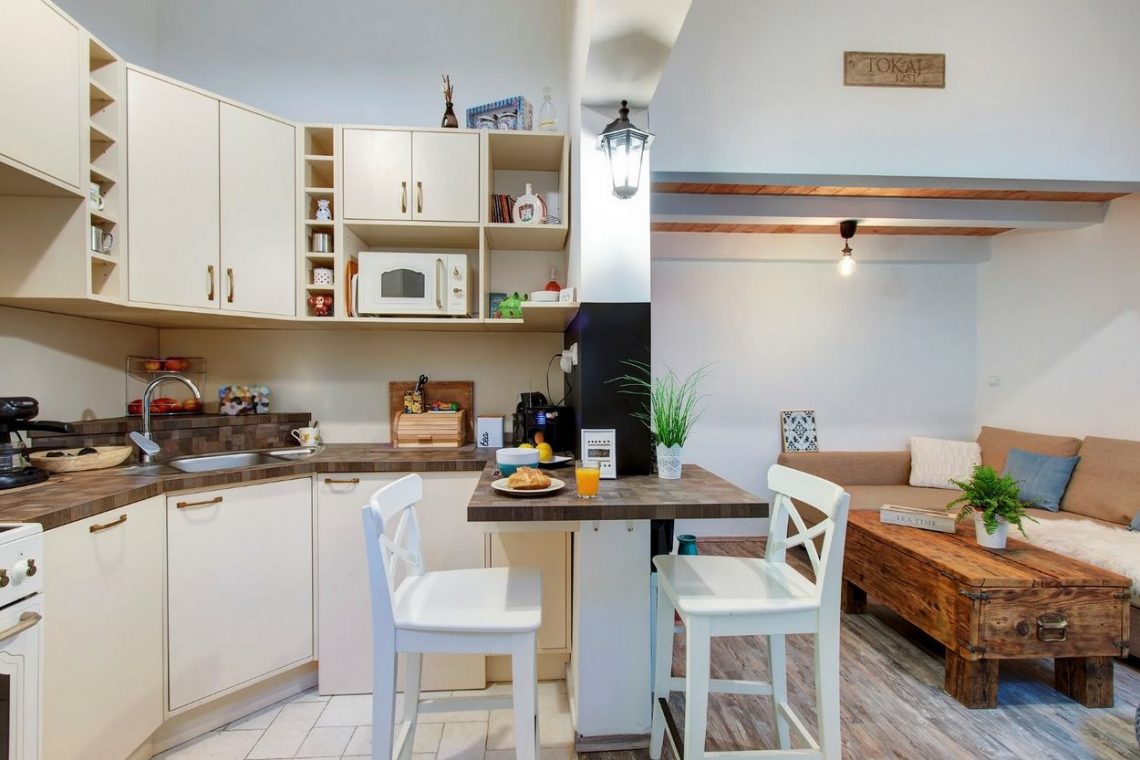 Olvasónk lakása - 27m2-es, földszinti, belső udvarra néző kis lakás galériával, világos színpalettával és fa felületekkel