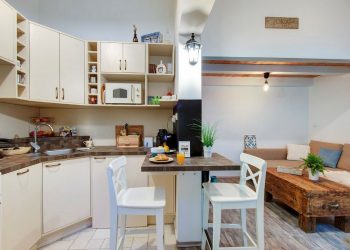 Olvasónk lakása - 27m2-es, földszinti, belső udvarra néző kis lakás galériával, világos színpalettával és fa felületekkel