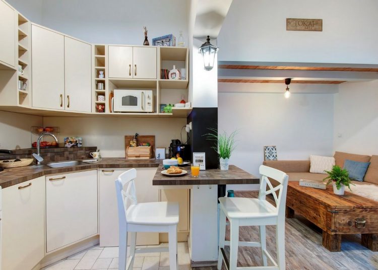 Olvasónk lakása - 27m2-es, földszinti, belső udvarra néző kis lakás galériával, világos színpalettával és fa felületekkel