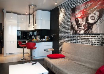 Kétszobás kis lakás kontrasztos dekorációval, fényes fehér konyhával és bútorokkal