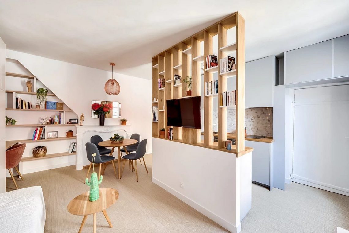 Csajos kis tetőtéri lakás rózsaszín, fehér, fa kombinációjával, egyszerű, kreatív berendezéssel