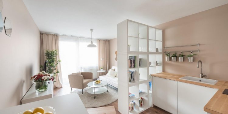 28m2-es kis lakótelepi panelllakás berendezése Ikea bútorokkal, alacsony költségvetéssel | RU.LES Architects | fotók: Peter Čintalan