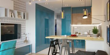 Fényes kék felületek és kiegészítők, minden ami szükséges 29m2-en - kis lakás ötletes, praktikus lakberendezéssel