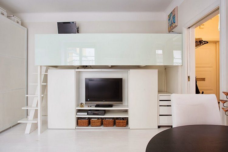 Mini lakás minimalista stílusban, modern nappalival, galériával - 29nm