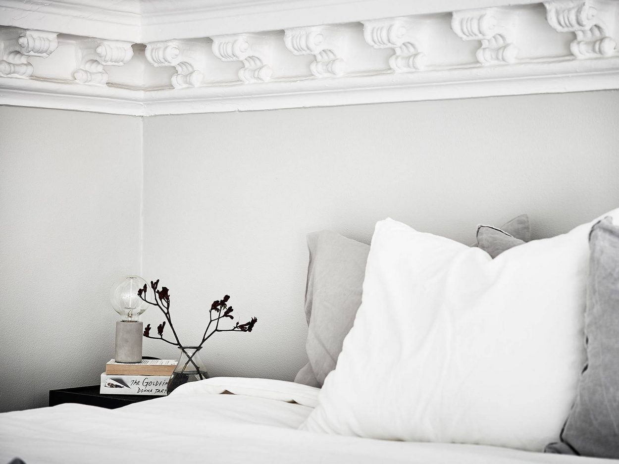 Pici egyszobás lakás fürdőszoba fölött kialakított alvógalériával, fekete konyhával - 29m2