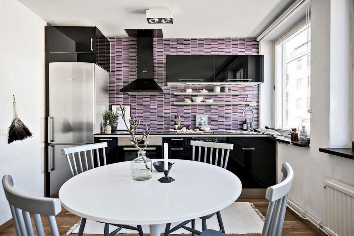 Fiatal lány 30m2-es lakása - látványos fekete konyha lila mozaik hátfallal, hálófülke gardróbbal