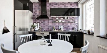 Fiatal lány 30m2-es lakása - látványos fekete konyha lila mozaik hátfallal, hálófülke gardróbbal