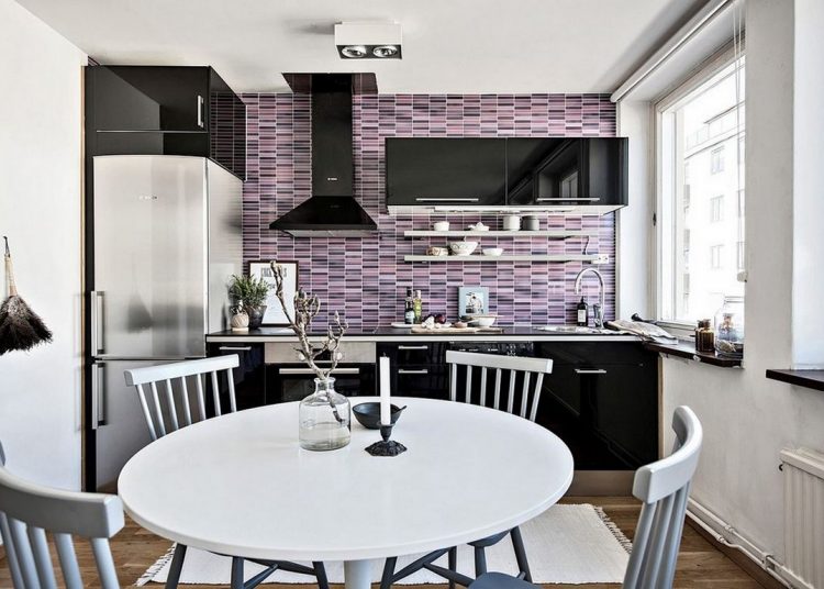 Fiatal lány 30m2-es lakása - látványos fekete konyha lila mozaik hátfallal, hálófülke gardróbbal