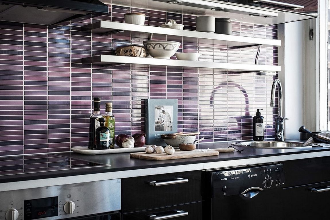 Fiatal lány 30m2-es lakása - látványos fekete konyha lila mozaik hátfallal, hálófülke gardróbbal Fiatal lány 30m2-es lakása - látványos fekete konyha lila mozaik hátfallal, hálófülke gardróbbal