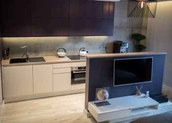 30m2-es lakás lila-fehér konyhával és elegáns, szépen kidolgozott részletekkel