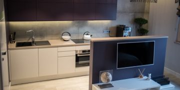 30m2-es lakás lila-fehér konyhával és elegáns, szépen kidolgozott részletekkel
