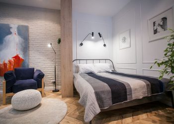 Egy fiatal első kis lakása - komoly kihívás 30m2-en. Kék konyhabútor, régi, felújított parketta, stílusos, szimpla berendezés