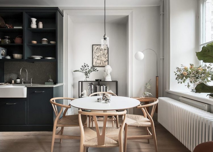 Pici 30m2-es lakás elegáns berendezéssel, világosszürke falakkal, fekete konyhával