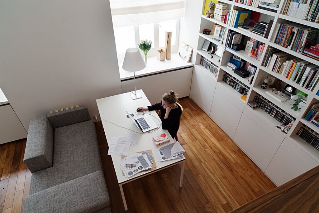 Fürdőszoba fa kockában, ágy a tetején, szekrény a lépcsőben - modern 32nm-es kis stúdió lakás