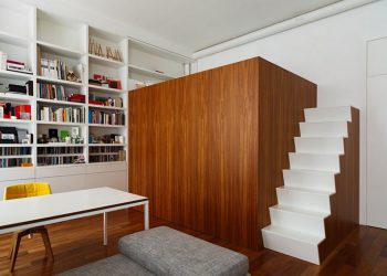 Fürdőszoba fa kockában, ágy a tetején, szekrény a lépcsőben - modern 32nm-es kis stúdió lakás