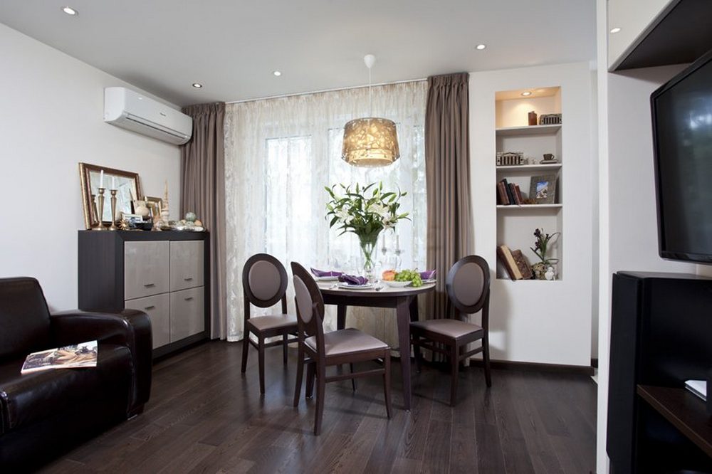 Fiatal házaspár 32nm-es kis lakása hálófülkével és meleg barna színárnyalatokkal Fiatal házaspár 32nm-es kis lakása hálófülkével és meleg barna színárnyalatokkal