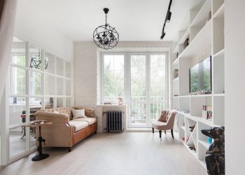 Fiatal férfi szépen berendezett, világos kis lakása - lágy színek, fehér bútorok, üveg és tükör - 32m2