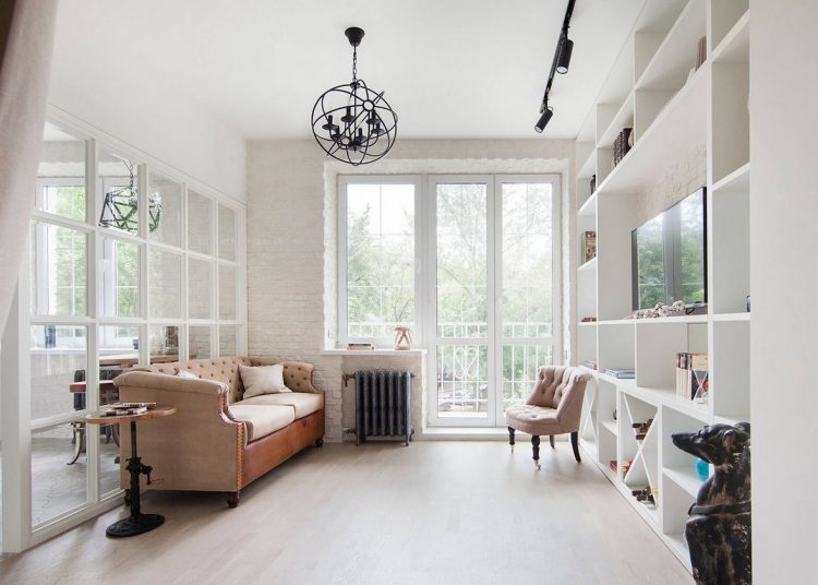 Fiatal férfi szépen berendezett, világos kis lakása - lágy színek, fehér bútorok, üveg és tükör - 32m2