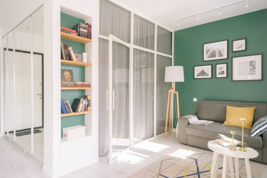 Kis lakás berendezése tökéletes egyszerűséggel, fehér, zöld, szürke és világos fa felületekkel - 32m2, külön hálószoba üvegfallal