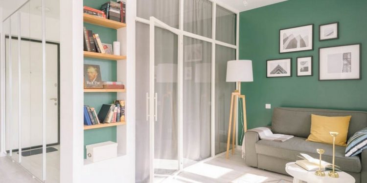 Kis lakás berendezése tökéletes egyszerűséggel, fehér, zöld, szürke és világos fa felületekkel - 32m2, külön hálószoba üvegfallal