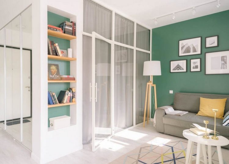 Kis lakás berendezése tökéletes egyszerűséggel, fehér, zöld, szürke és világos fa felületekkel - 32m2, külön hálószoba üvegfallal