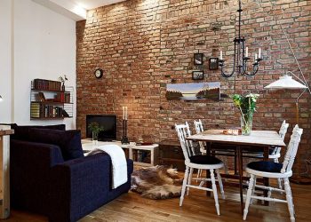 Téglafal, galéria és rengeteg konyhaszekrény - kis 32nm-es lakás