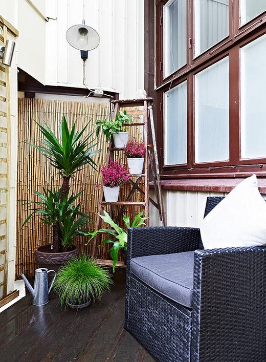 Téglafal, galéria és rengeteg konyhaszekrény - kis 32nm-es lakás - erkély műrattan kerti bútorokkal