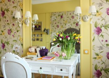 Tavasz színeivel dekorált kedves kis 33m2-es lakás - vidám színpaletta, külön konyha étkezővel