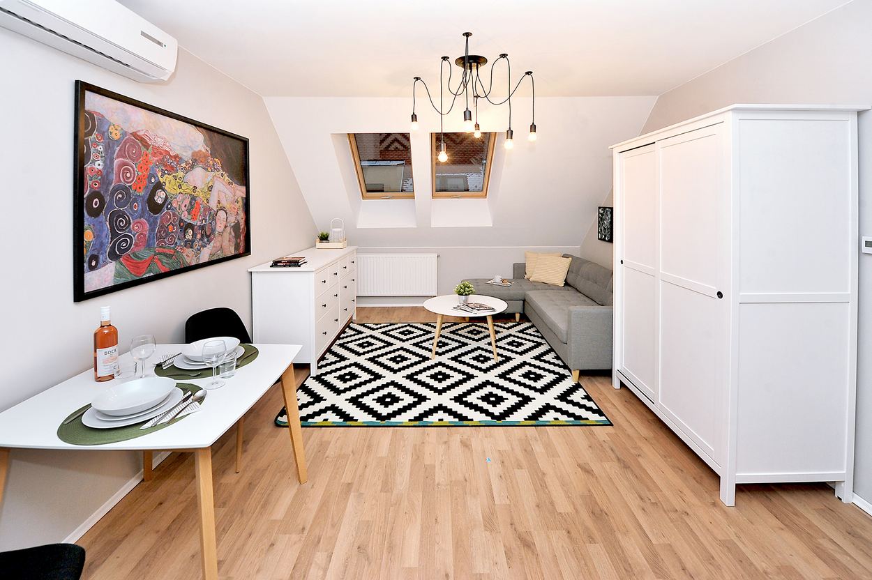 Fiatalosan kialakított 33m2-es, tetőtéri stúdió lakás Pécs történelmi belvárosában Fiatalosan kialakított 33m2-es, tetőtéri stúdió lakás Pécs történelmi belvárosában