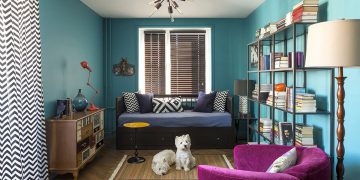 Színes kislakás - fiatal lány és két kiskutya 33m2-es otthona egy szobával, külön konyhával, kék, zöld, lila, piros árnyalatokkal