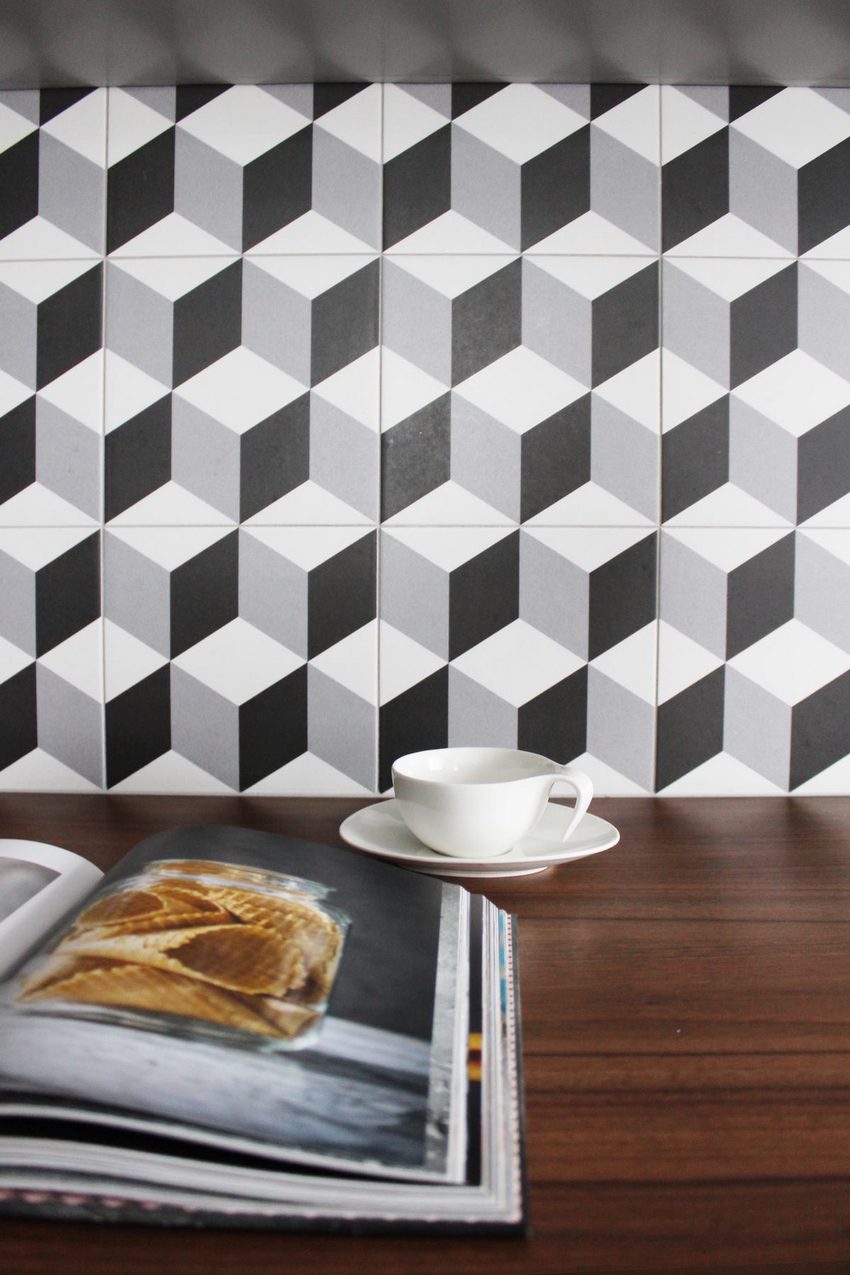 Stílusváltás egy kis lakásban - 33m2-es legénylakás felújítva, megújult dekorációval - geometriai minták, meleg diófa felületek és szürke árnyalatok