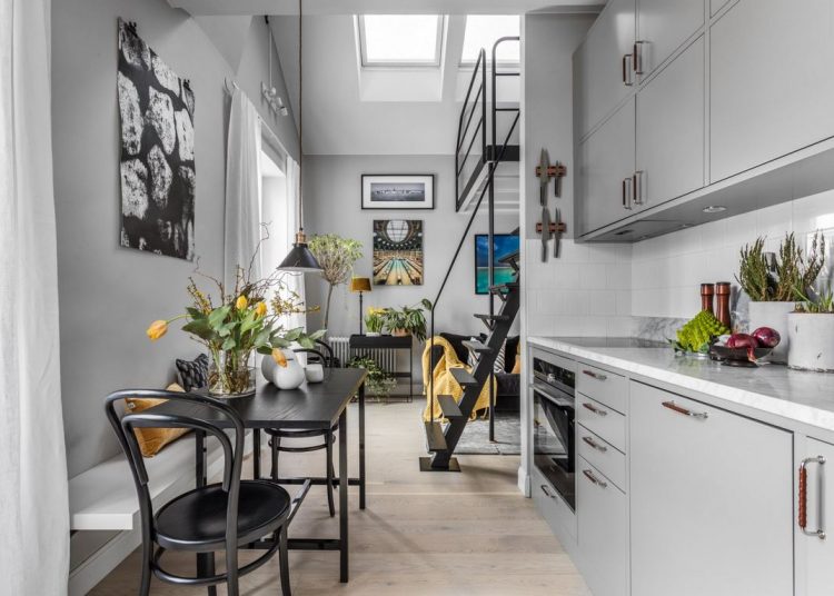 Tetőtéri kis lakás remek kialakítással és stílusos megjelenéssel - galériával kihasználva a nagy belmagasságot és a tetőablakokat