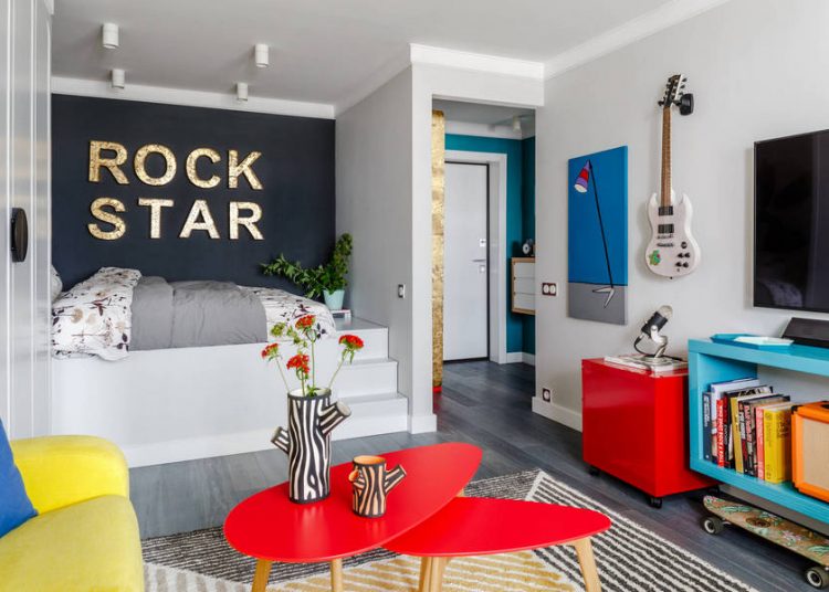 Fiatal lány színpompás kis lakótelepi lakása - dekoráció élénk, vidám színekkel 35m2-en