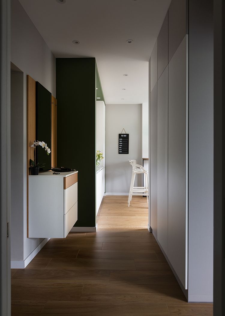 Kis lakás nagyon elegáns és modern, otthonos berendezéssel, mély zöldekkel, növény mintákkal, szép fa felületekkel - 35m2 Kis lakás nagyon elegáns és modern, otthonos berendezéssel, mély zöldekkel, növény mintákkal, szép fa felületekkel - 35m2