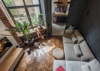 Karakteres és egyedi - bérházban földszinti, udvari 35m2-es lakás kreatív átalakítása modern loft hangulattal, galériával