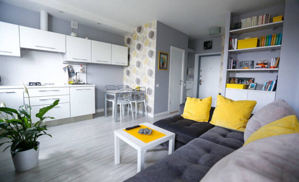 Egy fiatal lány 35m2-es otthona optimális helykihasználással, élénk színekkel feldobott szürke dekorációval