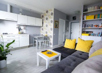 Egy fiatal lány 35m2-es otthona optimális helykihasználással, élénk színekkel feldobott szürke dekorációval