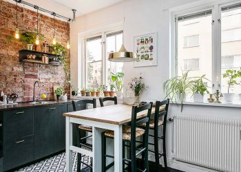 Üvegfallal elválasztott háló, nőies és kontrasztos elemek, fekete padló, tégla egy 35m2-es kis lakásban