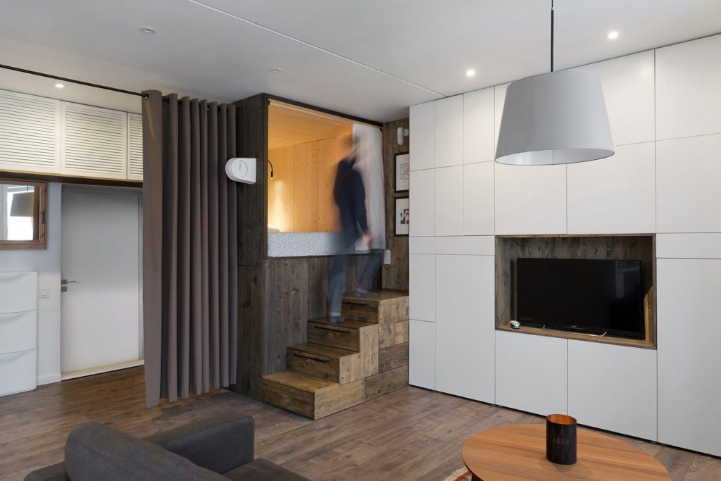 Kis 35m2-es lakás berendezése ötletesen, saját tervezésű egyedi bútorokkal - egy fiatal pár kis otthona
